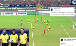 CĐV Malaysia cho rằng trọng tài đã sai khi công nhận bàn thắng của tuyển Việt Nam.