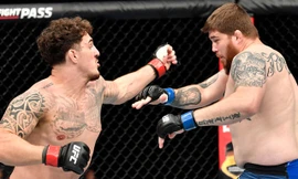 Tom Aspinall ra đòn hạ gục đối thủ.