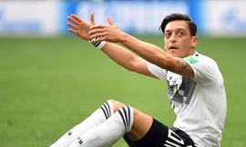 Mesut Ozil bị chế nhạo là con ếch chết.