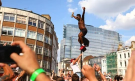 Vào bán kết World Cup, cả nước Anh tưng bừng ăn mừng