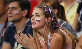 Nữ CĐV xinh đẹp của ĐT Nga rưng rưng nước mắt vì quá buồn khi phải chứng kiến đội nhà thất bại trước Croatia.