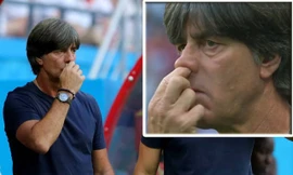 HLV Joachim Low bị mỉa mai về hành vi "ăn gỉ mũi" đáng xấu hổ.