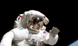 Các phi hành gia nói chuyện như thế nào ngoài không gian? 