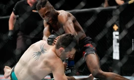 Jalin Turner đấm gục đối thủ.