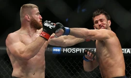 Błachowicz tung cú đấm khiến đối thủ "méo mặt".