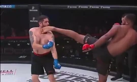 Cú ra đòn của Christian Edwards khiến đối thủ bất tỉnh.