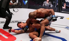 John Howard ra đòn hạ gục đối thủ.