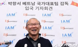 HLV Park Hang-seo vui vẻ trả lời phỏng vấn với truyền thông quê nhà.