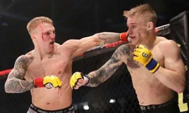 Mason Jones ra đòn chuẩn xác về phía đối thủ.