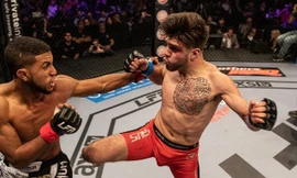 Joanderson Brito (trái) chỉ mất 44 giây để hạ gục Jose Mar.