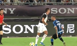 Ronaldo đánh lạc hướng đối thủ khi chuyền bóng.