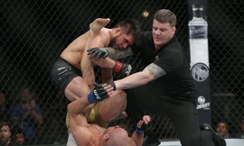 Henry Cejudo hạ knock-out đối thủ.