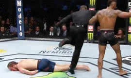 Mike Davis hạ đo ván Thomas Gifford.