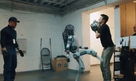 Bị đánh đập dã man, robot phản kháng như trong phim hành động