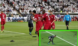 Các cầu thủ Qatar phải hứng "cơn mưa giày" từ những CĐV UAE.