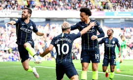 Các cầu thủ Man City ăn mừng bàn thắng.