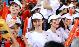 Dàn mỹ nữ hấp dẫn nhất 'không thể rời mắt' ở AFF Cup 2018