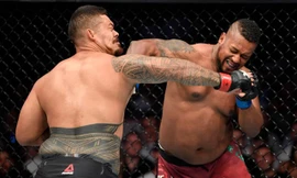 Yorgan De Castro ra đòn hạ gục đối thủ.