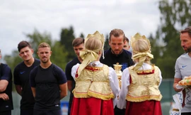 Luyện công trên đất Nga, tuyển Anh được tặng bánh mì và muối