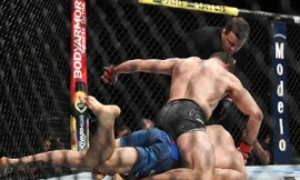 Diego Sanchez ra đòn khiến đối thủ không thể chống đỡ.