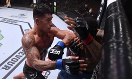 Maki Pitolo ra đòn về phía đối thủ.