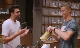 Ronaldo đã mua tới 7 đôi giày tại cửa hàng Honor 23 ở Bắc Kinh.