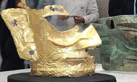 Chiếc mặt nạ vàng được tìm thấy.