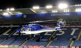 Trực thăng chở Chủ tịch Leicester rời sân King Power.