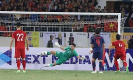 VIDEO: Mục kích Văn Lâm bay người cản phá cú phạt đền của người Thái