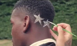 Pogba khoe cảnh cắt tóc mới lên trang Instagram.