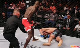 Sadibou Sy ra đòn hạ knock-out đối thủ.