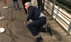 Mourinho bị vấp ngã vì đi quá vội vàng.