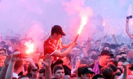 CĐV Croatia đốt pháo sáng ăn mừng chiến thắng của đội nhà.