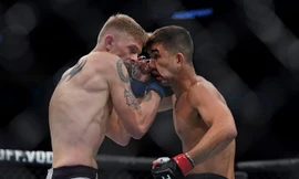 Louis Smolka (phải) đã hạ gục đối thủ trong hiệp thi đấu đầu tiên.