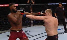 Serge Pavlovich (phải) đã hạ gục đối thủ sau 2 phút 11 giây thi đấu.