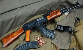 Fan cuồng Nga ở Đức đã bị cảnh sát phát hiện có tàng trữ vũ khí nguy hiểm khi ăn mừng chiến thắng.