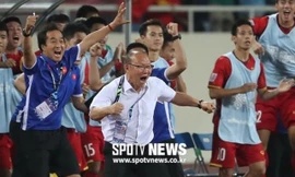 Những khoảnh khắc thăng hoa của thầy Park xuất hiện trên báo Hàn