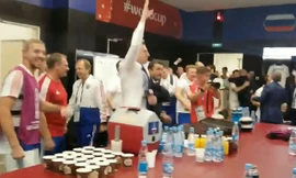 Các cầu thủ Nga ăn mừng chiến thắng.