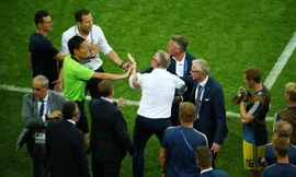 Ban huấn luyện Đức và Thụy Điển suýt choảng nhau ngoài đường pitch