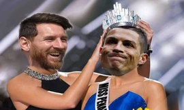 Messi trao vương miện ‘miss pen’ cho Ronaldo.