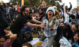 Rất đông CĐV Argentina đã tràn ra đường để ăn mừng chiến thắng của đội nhà.