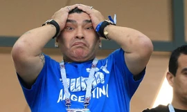 Maradona ôm đầu tiếc nuối khi chứng kiến Argentina phải nhận thất bại 0-3 trước Croatia.
