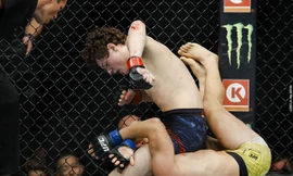 Chase Hooper ra đòn khiến đối thủ không thể phản kháng.