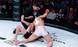 Valerie Loureda ra đòn hạ gục đối thủ.