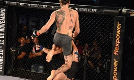 Pha ra đòn khiến Junior Duarte bất tỉnh.