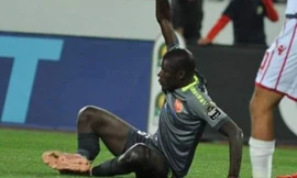 Khadim Ndiaye bị gãy gập chân phải.