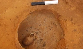 Các nhà khảo cổ tìm thấy hài cốt trẻ em trong bình cổ.