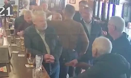 McGregor đấm người già vì bị từ chối khi mời rượu.