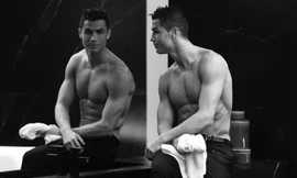 Theo lời kể của Ferdinand, Ronaldo rất thích soi gương và nhận xét về vẻ đẹp của mình.