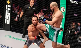 Movlid Khaybulaev hạ gục đối thủ bằng đòn lên gối cực mạnh.